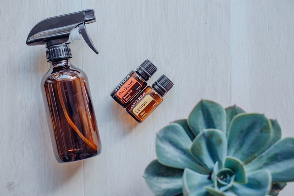 Low tox cleaning with Essential Oils